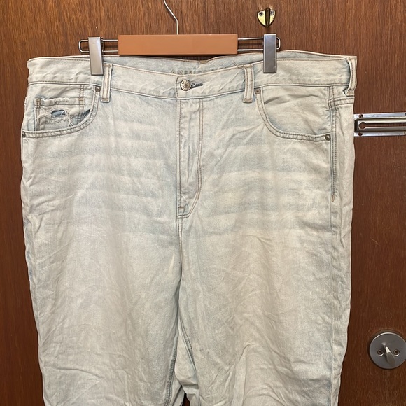 Light Wash American Eagle Distressed Mom Jean - Picture 3 of 12